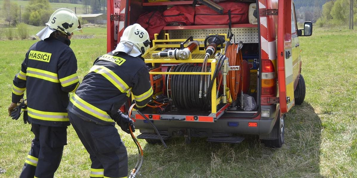 Hasiči zasahujú pri požiari tankera v bratislavskom Vlčom Hrdle