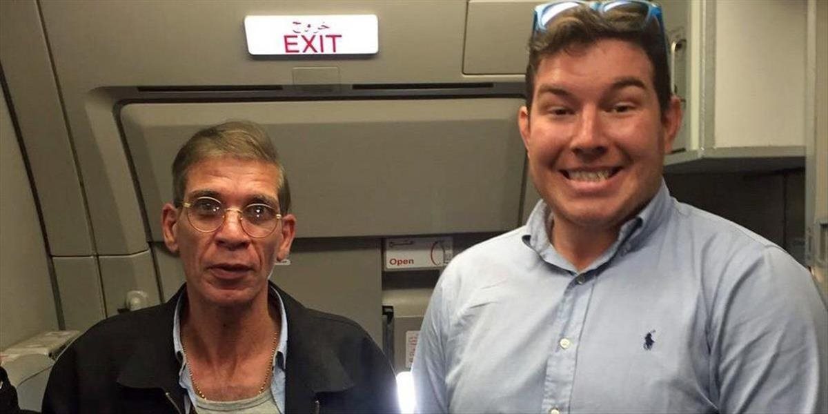 Čistý blázon: Britský rukojemník sa usmieva na FOTO s únoscom