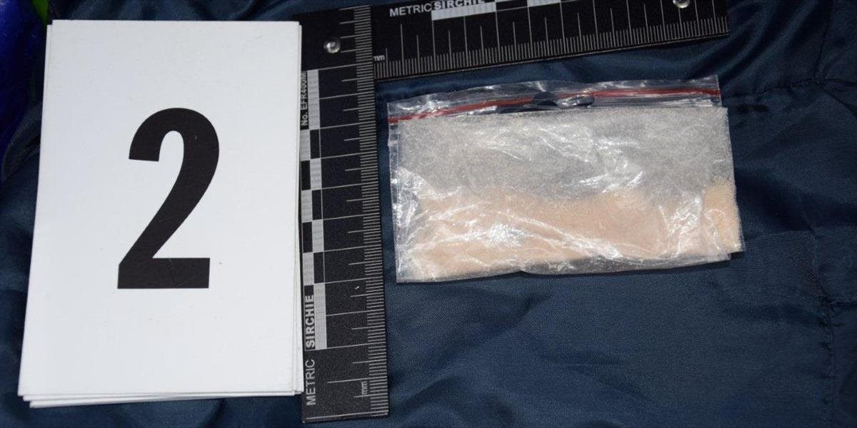 Senickí colníci našli u 25-ročného vodiča neznámu kryštalickú látku, zrejme drogu