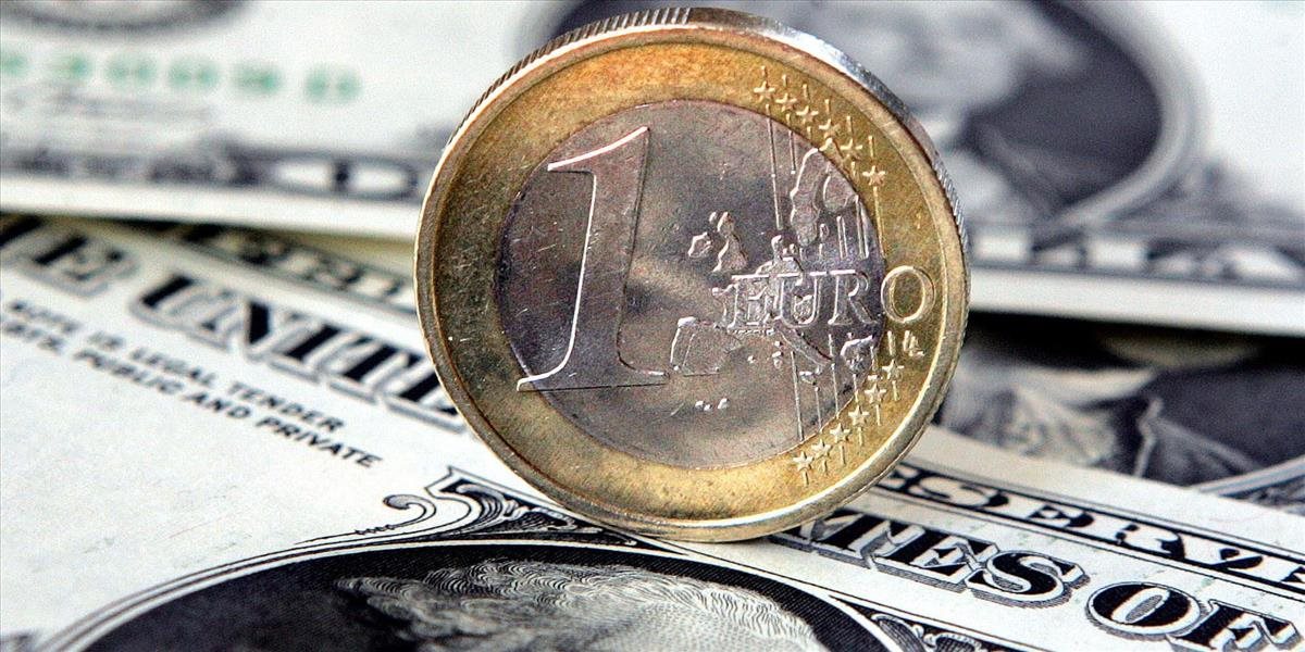 Dolár v stredu strácal voči euru aj jenu