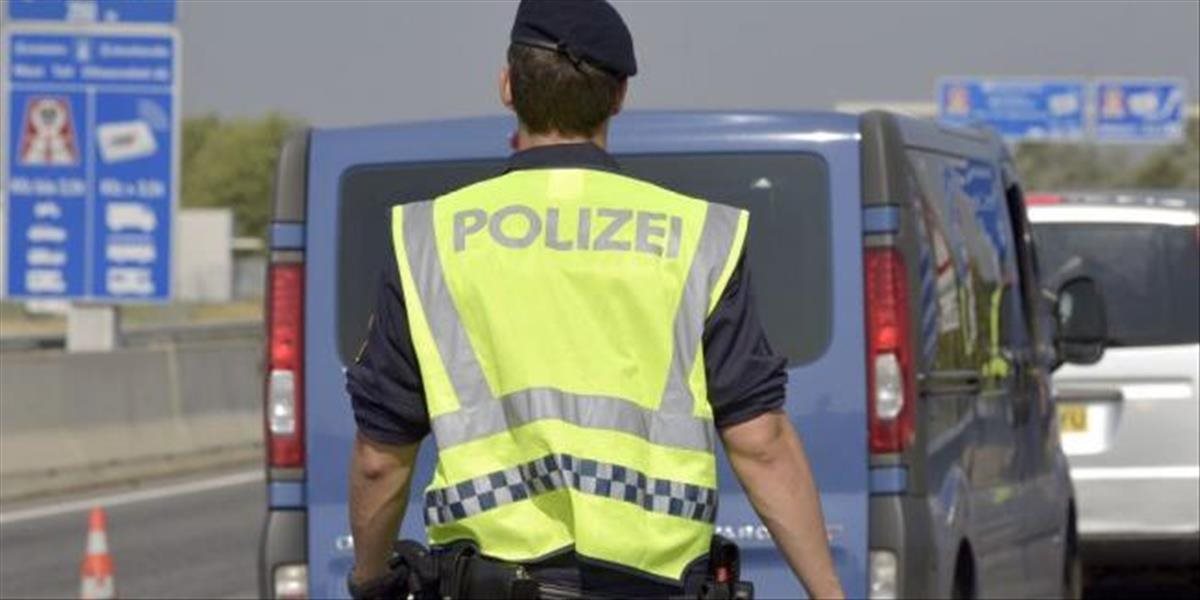Rakúski policajti zadržali slovenského vodiča, pri predbiehaní sa hral na policajta