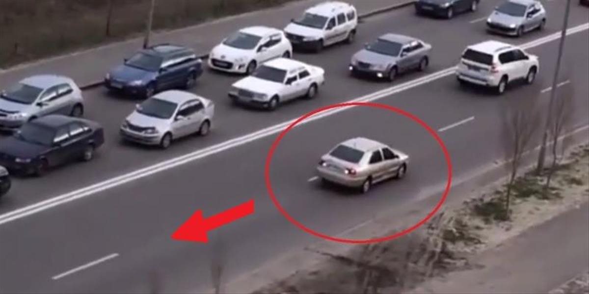 VIDEO Takéto obchádzanie dopravnej zápchy rozhodne neskúšajte!