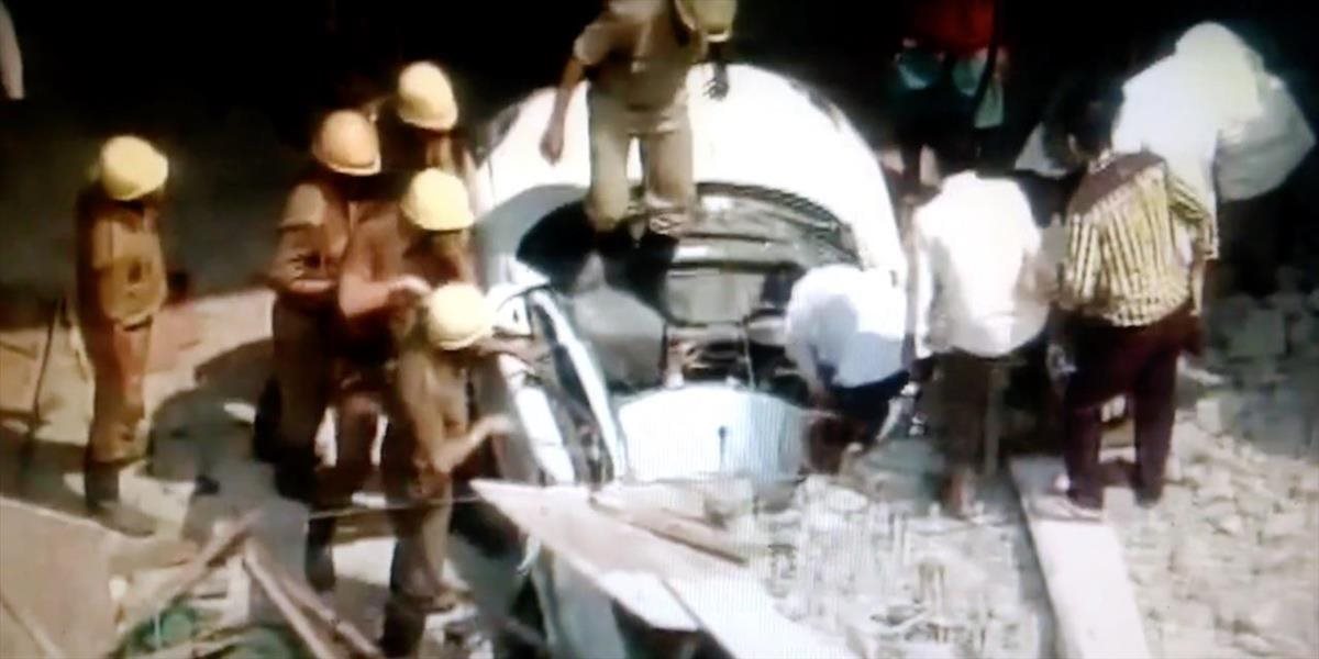 VIDEO Nadjazd v Indii zavalil idúce autá: Zomrelo najmenej 21 mŕtvych, 70 je zranených