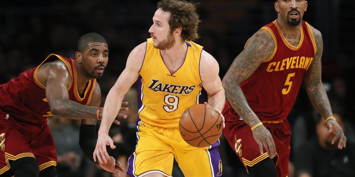 VIDEO Hráč Lakers sa schoval za súperovho trénera a hráča obral o loptu
