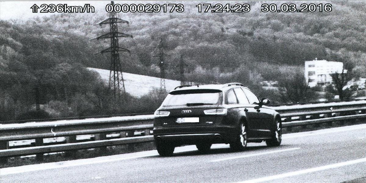 FOTO Cestný pirát na Audi A6 sa rútil na R1 pri Žiari rýchlosťou 236 km/h