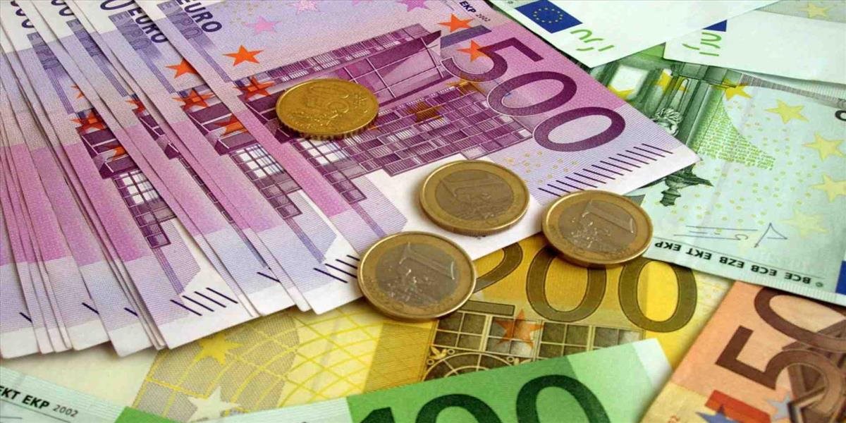 ECB by podľa banky Nordea mohla občanom dať po 1 300 eur
