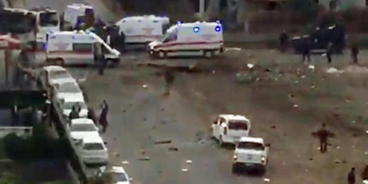 FOTO a VIDEO Tureckom otriasla mohutná explózia, nálož v aute zabila siedmych policajtov