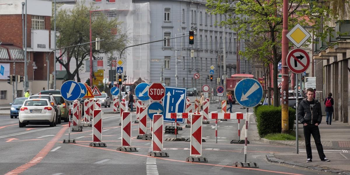 Vodičov v Bratislave čakajú pre opravy vozovky dopravné obmedzenia