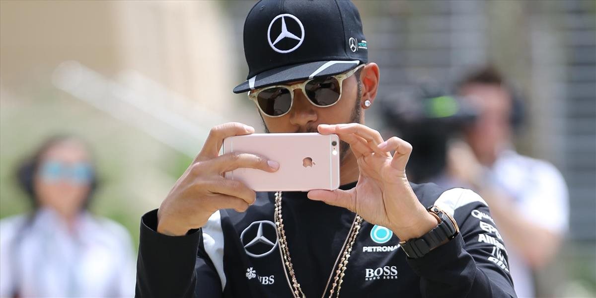 F1: Hamilton nemôže v padoku natáčať videá, porušuje televízne práva