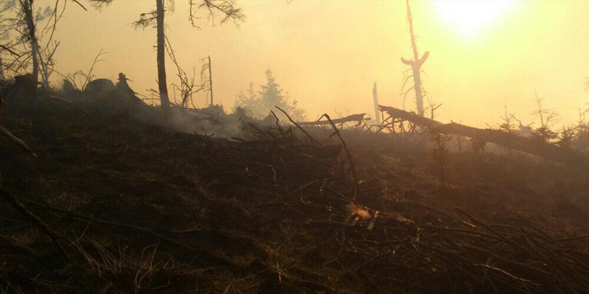 Pri požiari lesa v Pohronskej Polhore zasahujú hasiči z troch okresov