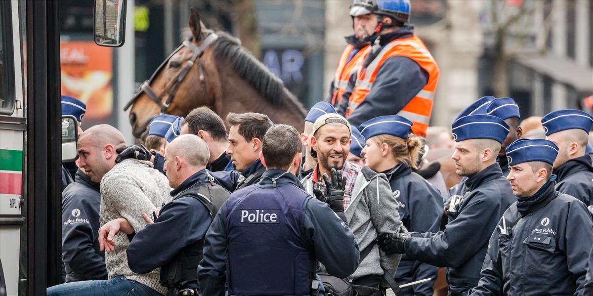 Polícia v Bruseli zatýkala antirasistických aktivistov i pravicových radikálov