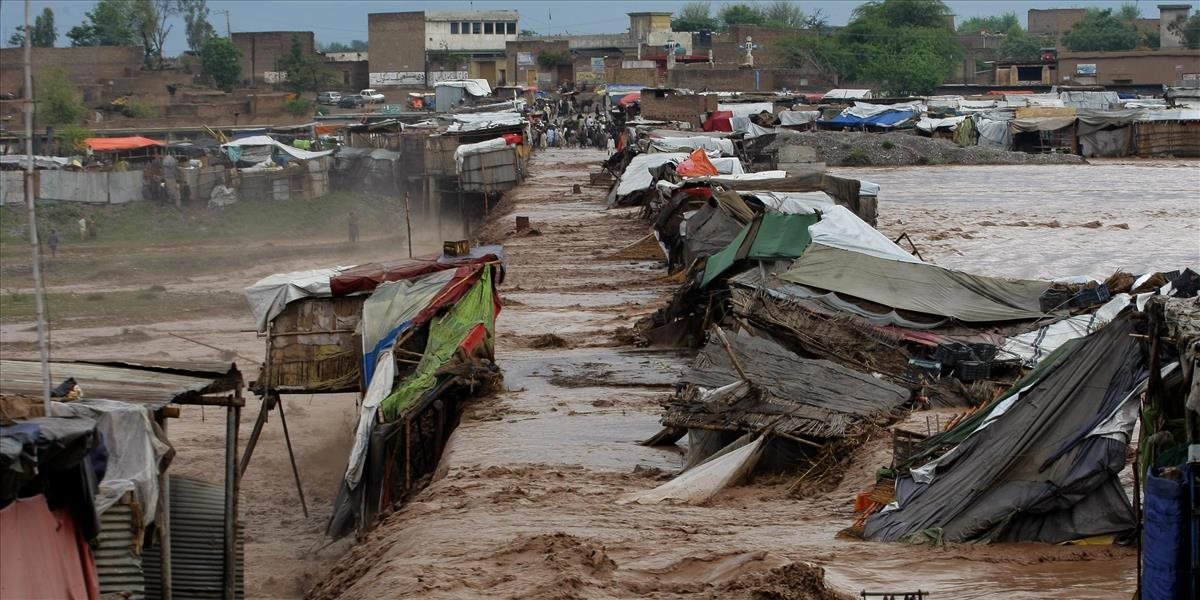 Dážd a náhle záplavy pripravili v Pakistane o život najmenej 45 ľudí