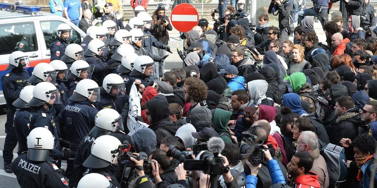Na taliansko-rakúskych hraniciach došlo k stretu demonštrantov s políciou
