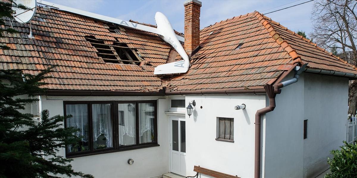 FOTO Pád vetroňa na dom v Nitre prešetruje letecký vyšetrovací útvar