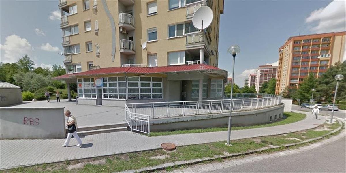 Muž s maskou na tvári lúpil v banke v bratislavskom Lamači