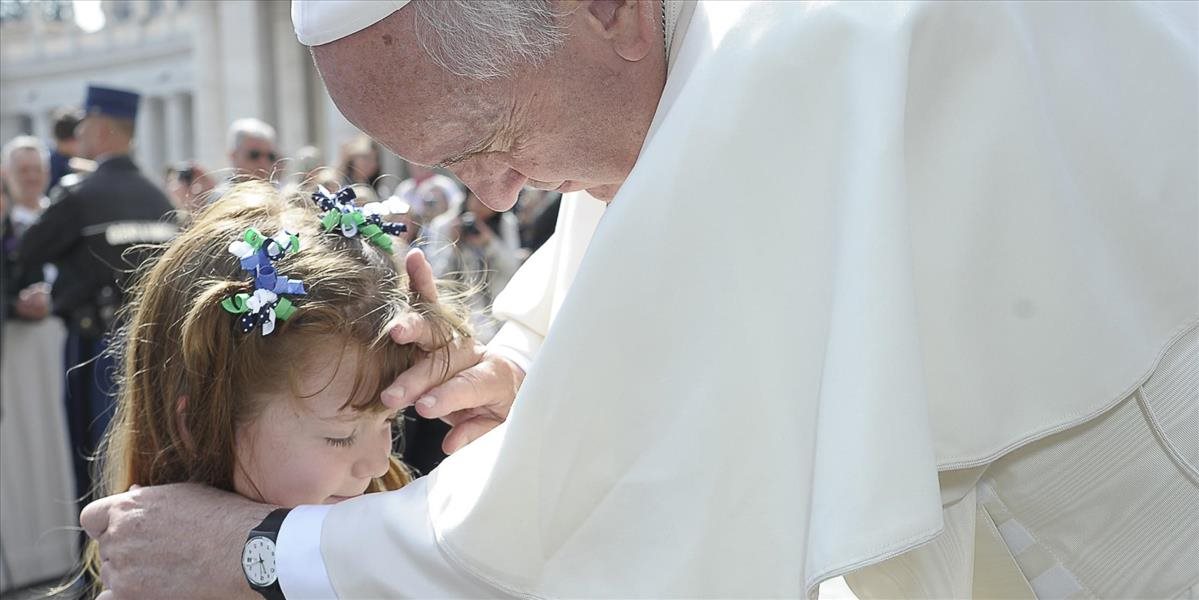 FOTO a VIDEO Pápež František prijal ťažko chorú malú Američanku, venoval jej darček