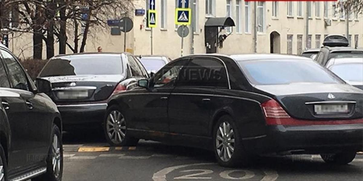 VIDEO Vodič Maybachu vrazil do rovnakej odparkovanej limuzíny