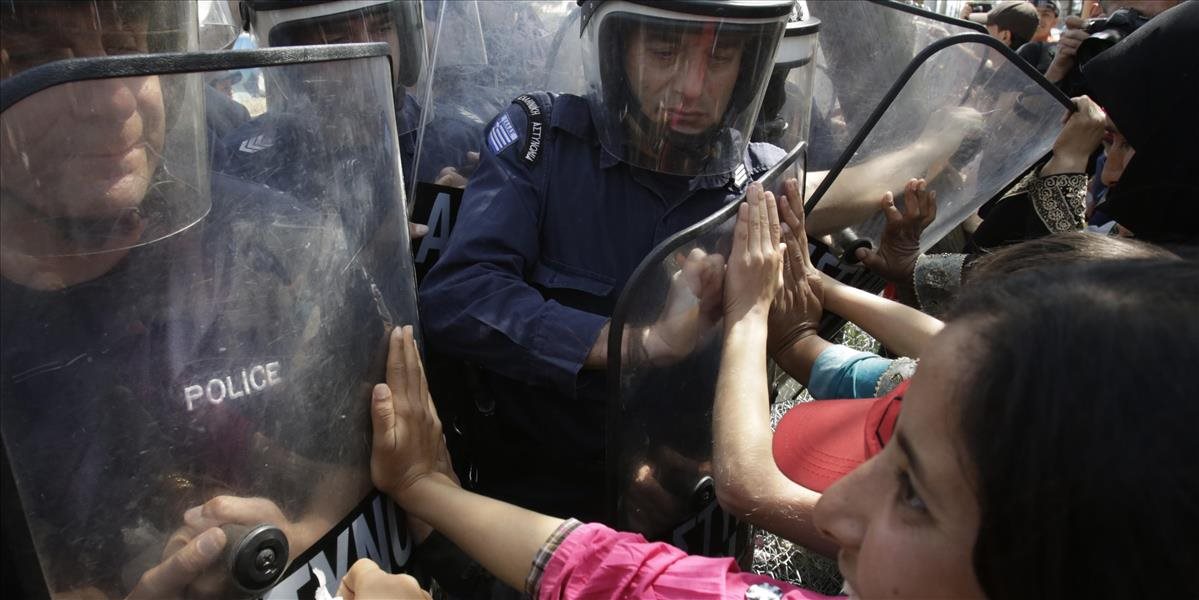 FOTO a VIDEO Utečenci v Idomeni útočili na políciu, chceli sa pretlačiť cez hranice