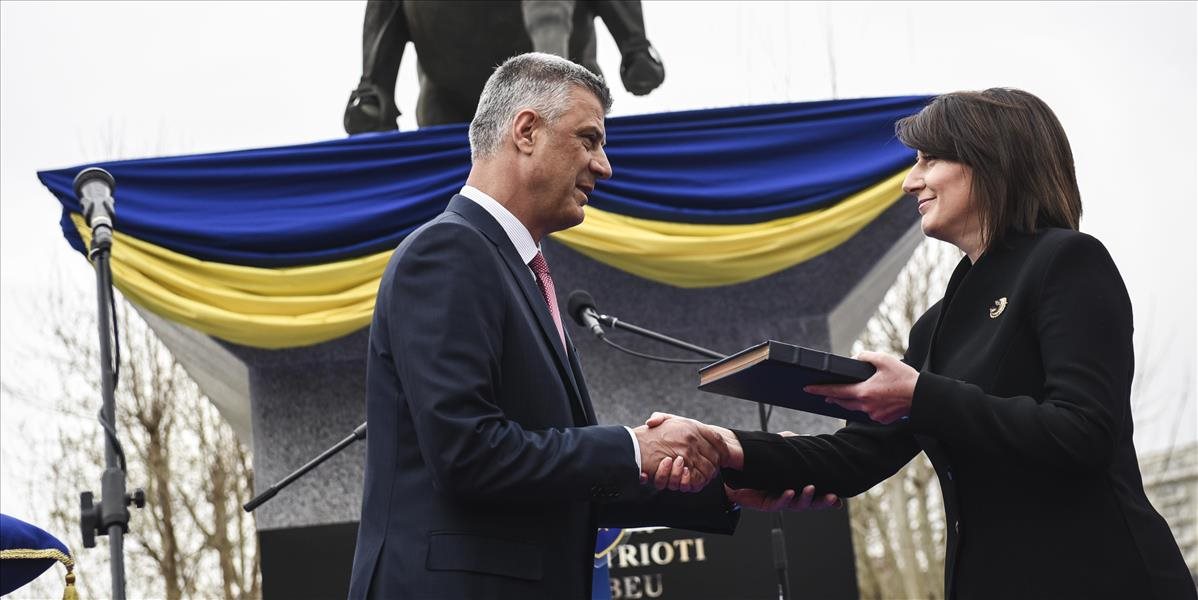FOTO a VIDEO Kosovská opozícia na inaugurácii nového prezidenta vypustila slzotvorný plyn