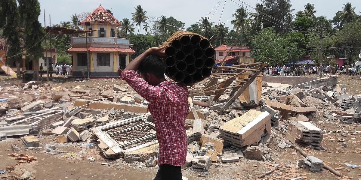 VIDEO Pri výbuchu pyrotechniky v hinduistickom chráme zomrelo 75 ľudí