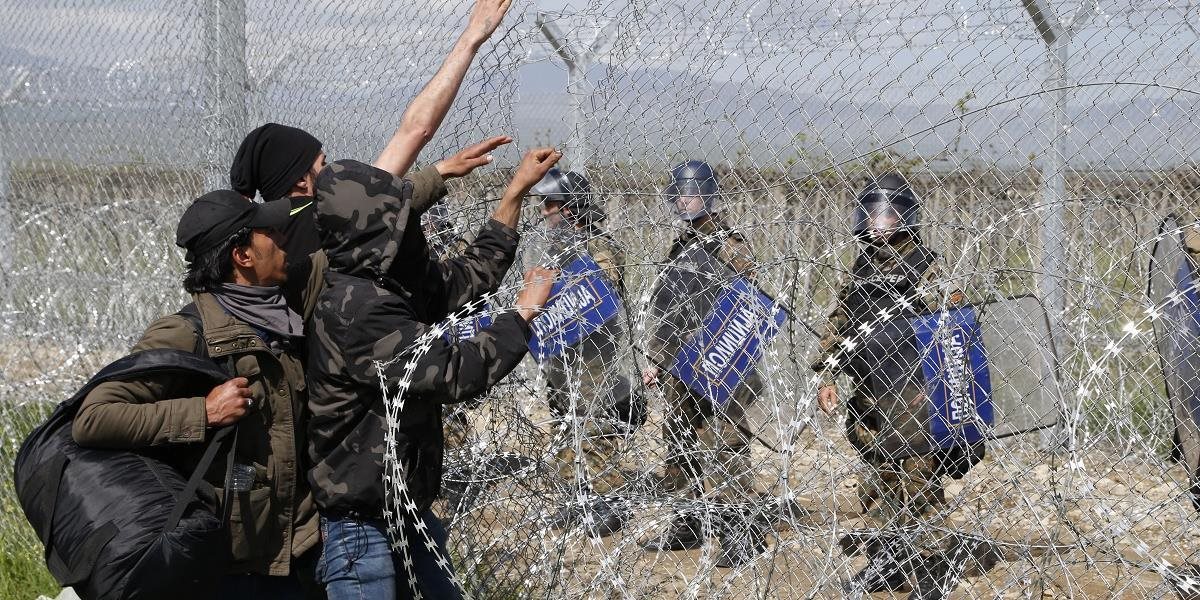 Utečenci z tábora Idomeni sa pokúsili preraziť hraničné oplotenie s Macedónskom