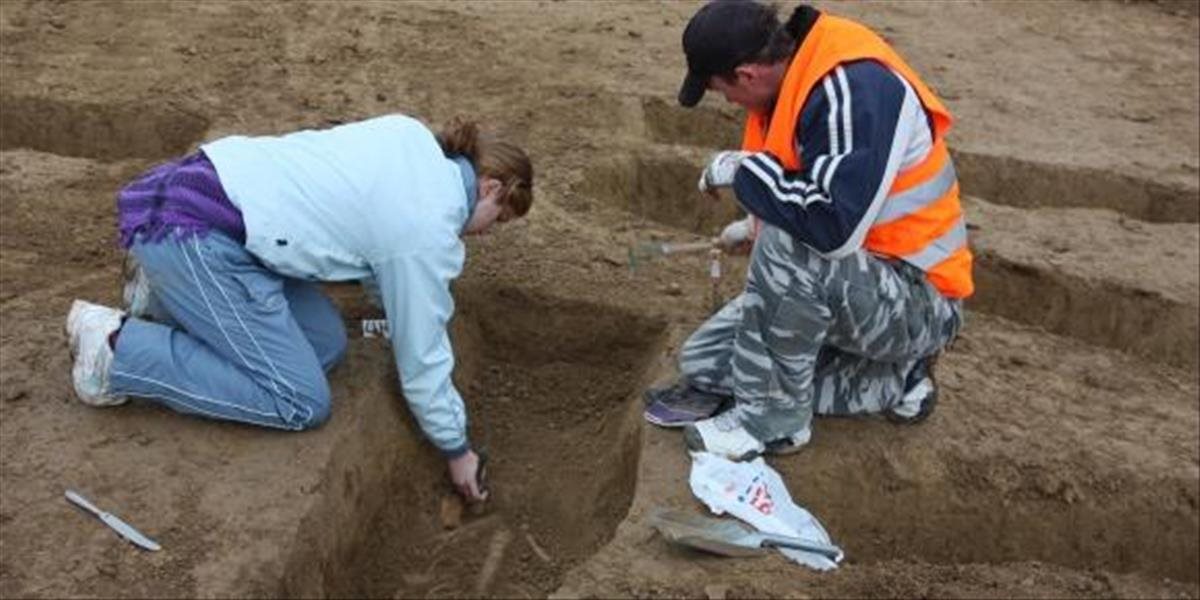 Archeológovia našli v Senici hroby z doby bronzovej