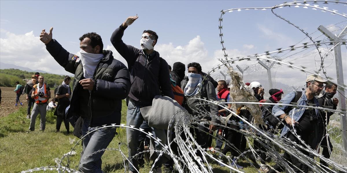 FOTO a VIDEO Macedónsko žiada grécku políciu, aby zasiahla proti násilným migrantom na hraniciach