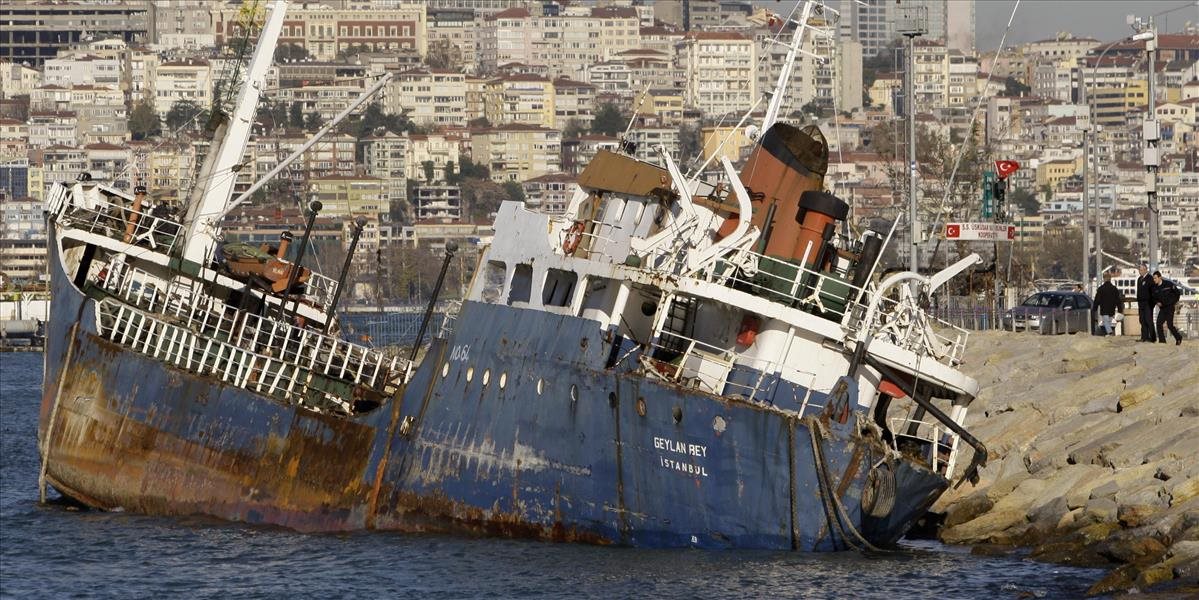 Turecký tanker pri pobreží Nigérie prepadli piráti, uniesli šesť námorníkov