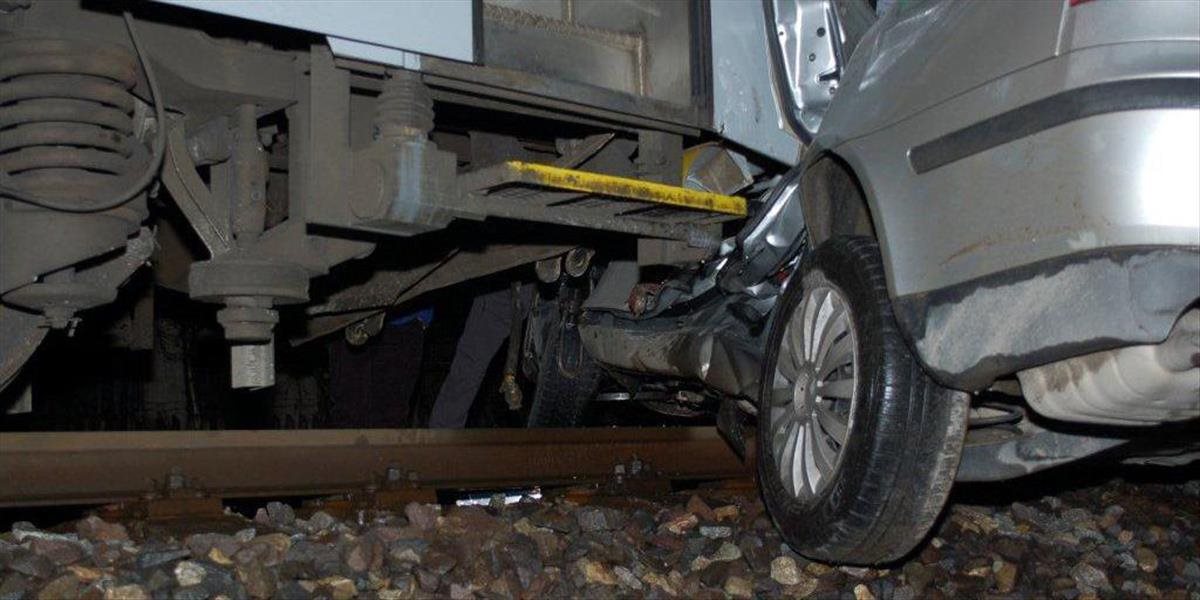 Auto sa pri Senci zaseklo medzi koľajami, vrazil do neho vlak