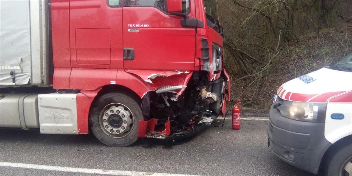 Tragická nehoda pri Galante: Osobné auto sa zrazilo čelne s kamiónom