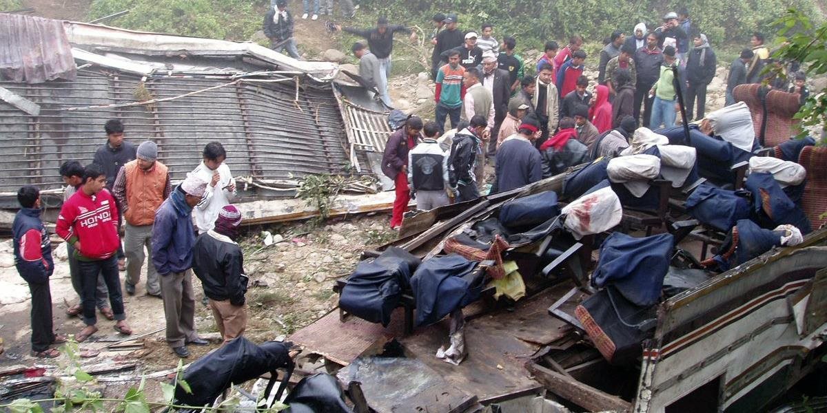 Havária autobusu v Nepále si vyžiadala najmenej 22 mŕtvych