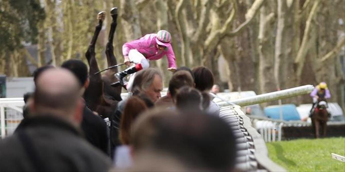 Nešťastie na dostihoch v Nantes: Kôň preletel cez bariéru medzi divákov, zrazil babičku s vnučkami