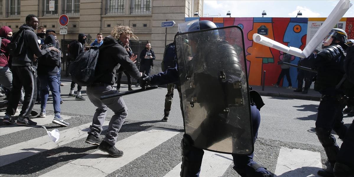 Francúzski študenti ostro protestujú, zranení pracovníci škôl žiadajú ochranu