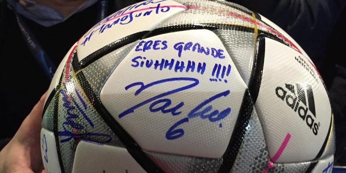 VIDEO Hráči Realu Madrid podpísali Ronaldovu loptu zo zápasu proti Wolfsburgu