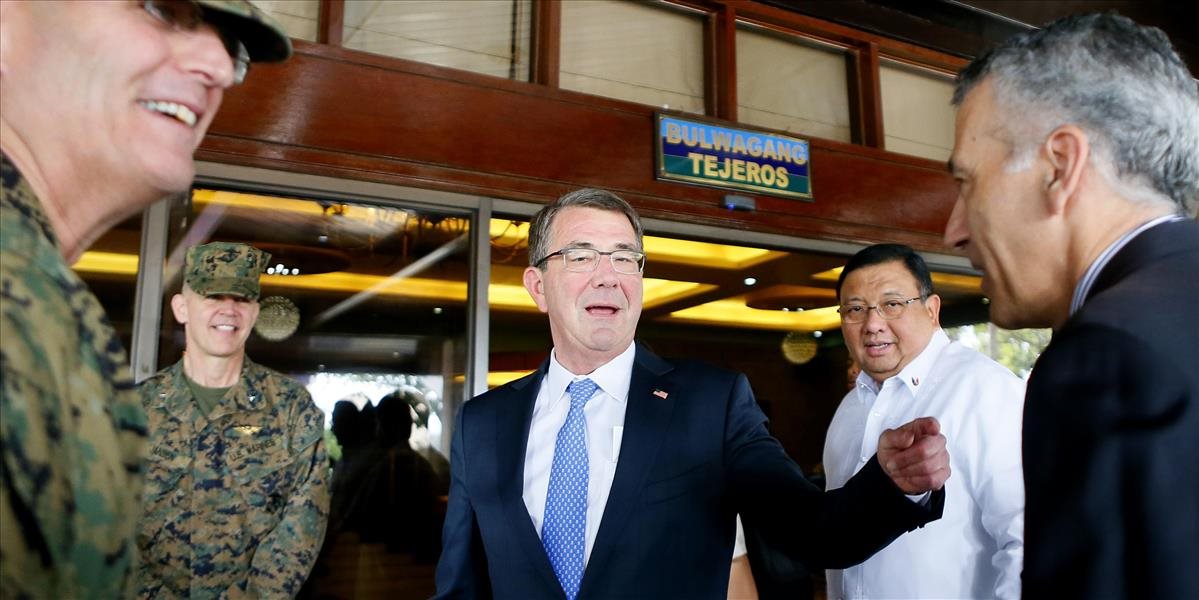 Carter navštívil americkú lietadlovú loď v Juhočínskom mori, Číne vyslal jasný odkaz