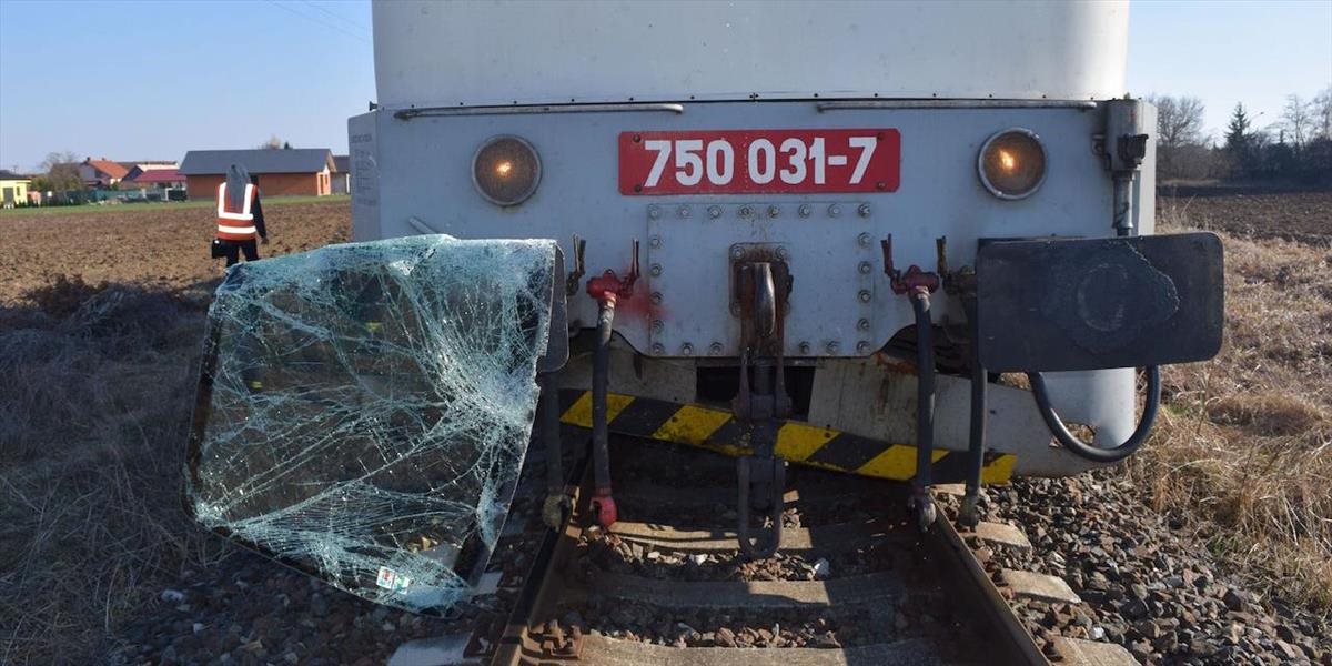Pri Lietavskej Lúčke sa zrazil vlak s autom: Zasahoval vrtuľník