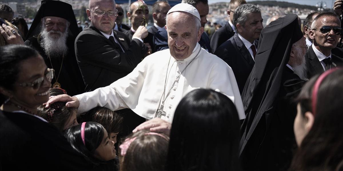 Pápež vzal z Lesbosu do Ríma 12 moslimských utečencov zo Sýrie