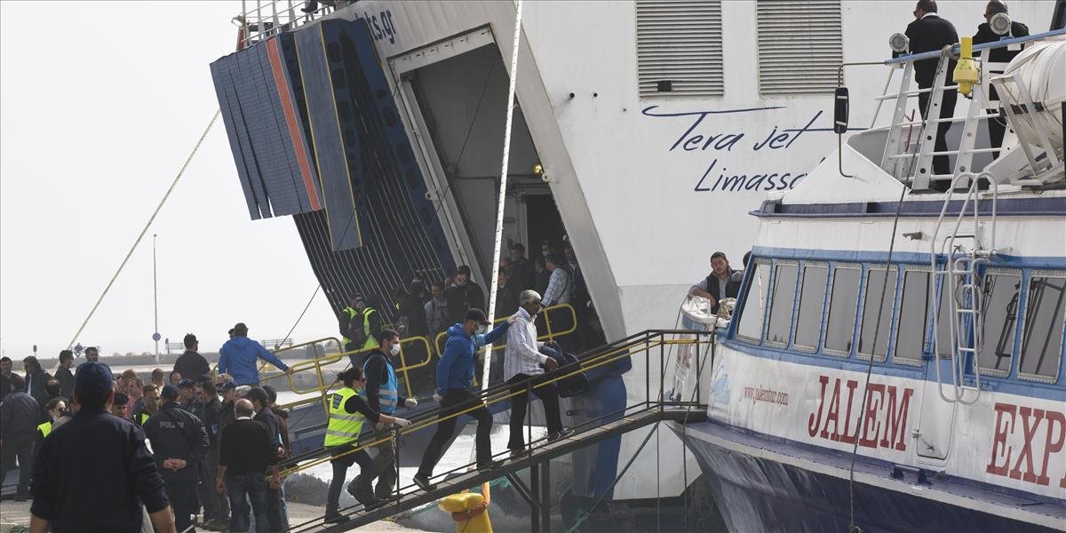 Obchodná loď v Grécku zachránila 41 migrantov
