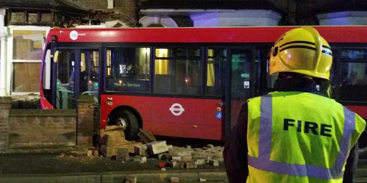 VIDEO Kuriózna nehoda autobusu na londýnskom Walthamstowe