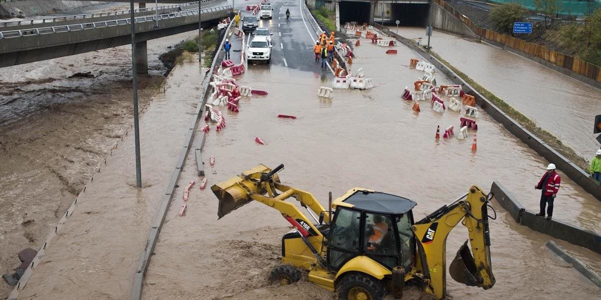 VIDEO Čile postihli záplavy, v Santiagu prerušili dodávky vody pre 4,5 milióna ľudí