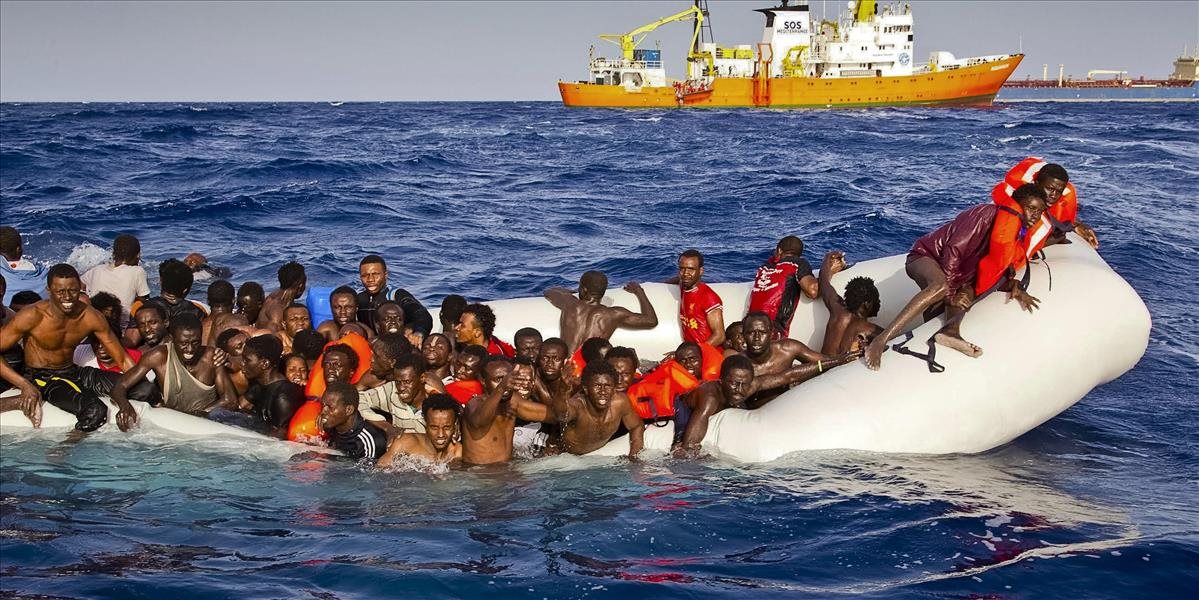 FOTO Pobrežná stráž našla v gumenom člne šesť mŕtvych migrantov, 108 ľudí zachránili
