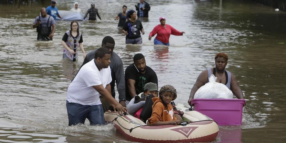 Po rekordných zrážkach postihli mesto Houston záplavy