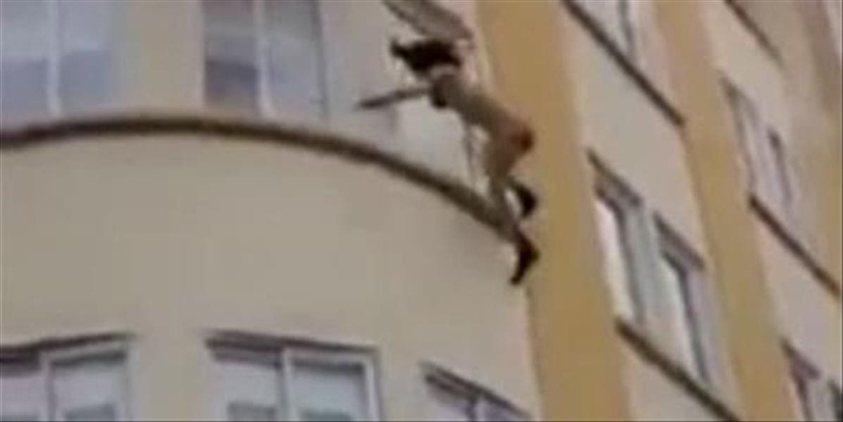 Dramatické VIDEO Žena vypadla z horiaceho bytu, život jej zachránila skvelá reakcia ľudí