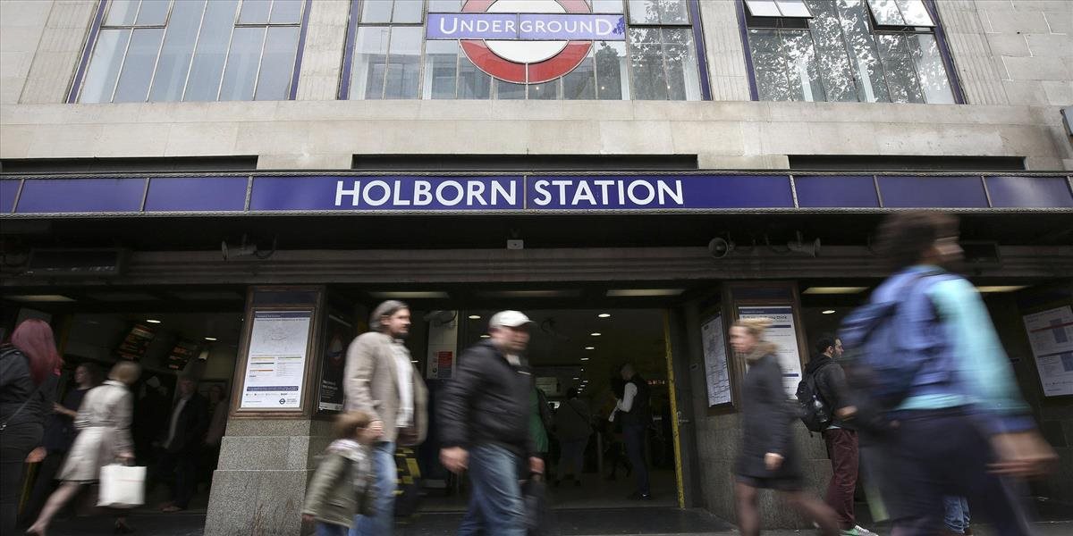Londýnska metro stanica Holborn zaviedla nové pravidlá, nie všetkým sa páčia