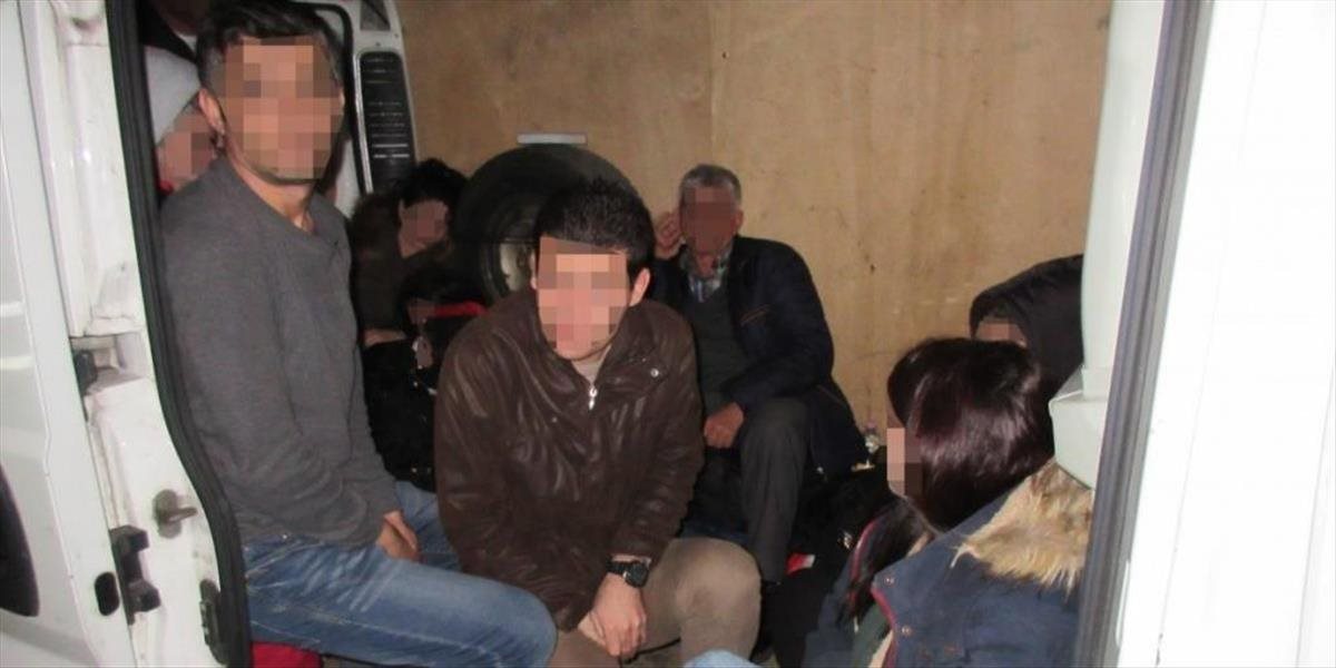 Polícia zadržala v Česku takmer 30 nelegálnych migrantov, tiesnili sa v dodávke