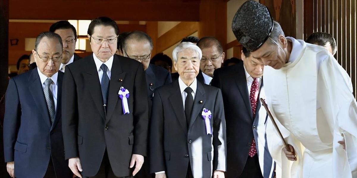 Stovka poslancov zavítala do chrámu Jasukuni, ktorý vyvoláva hnev Ázie