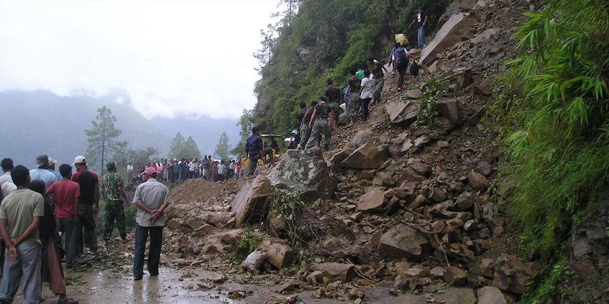 Pri zosuve pôdy na severovýchode Indie prišlo o život najmenej 15 ľudí