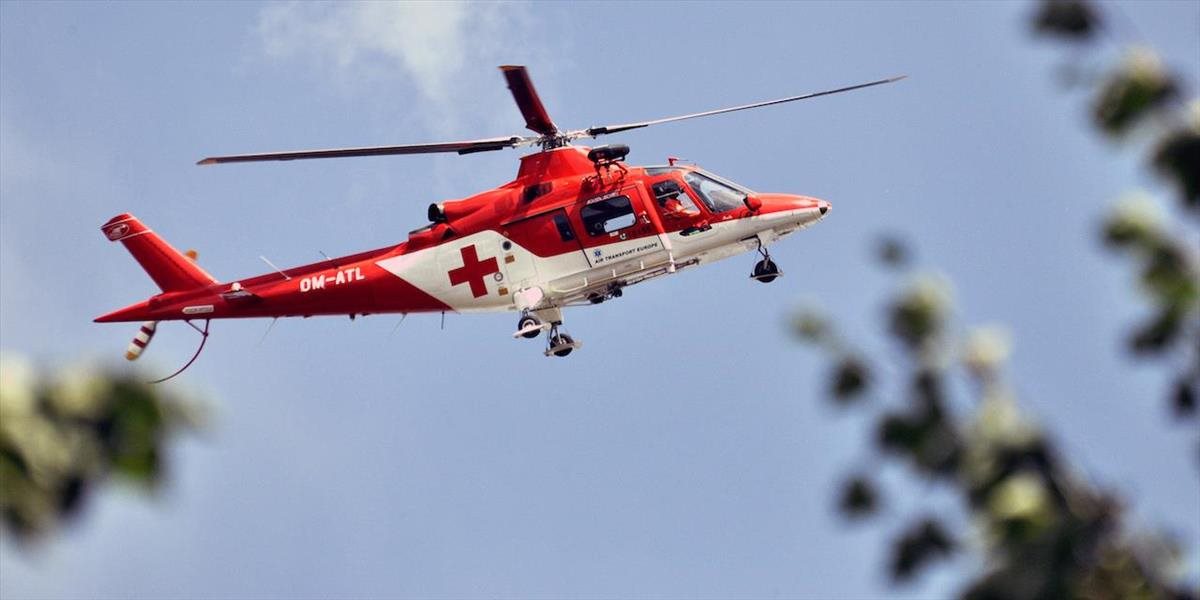Leteckí záchranári ratovali muža po páde so 6. poschodia