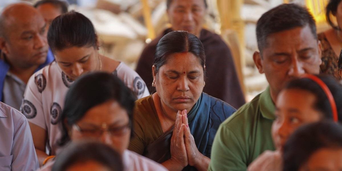 Nepálčania si pripomínajú prvé výročie ničivého zemetrasenia