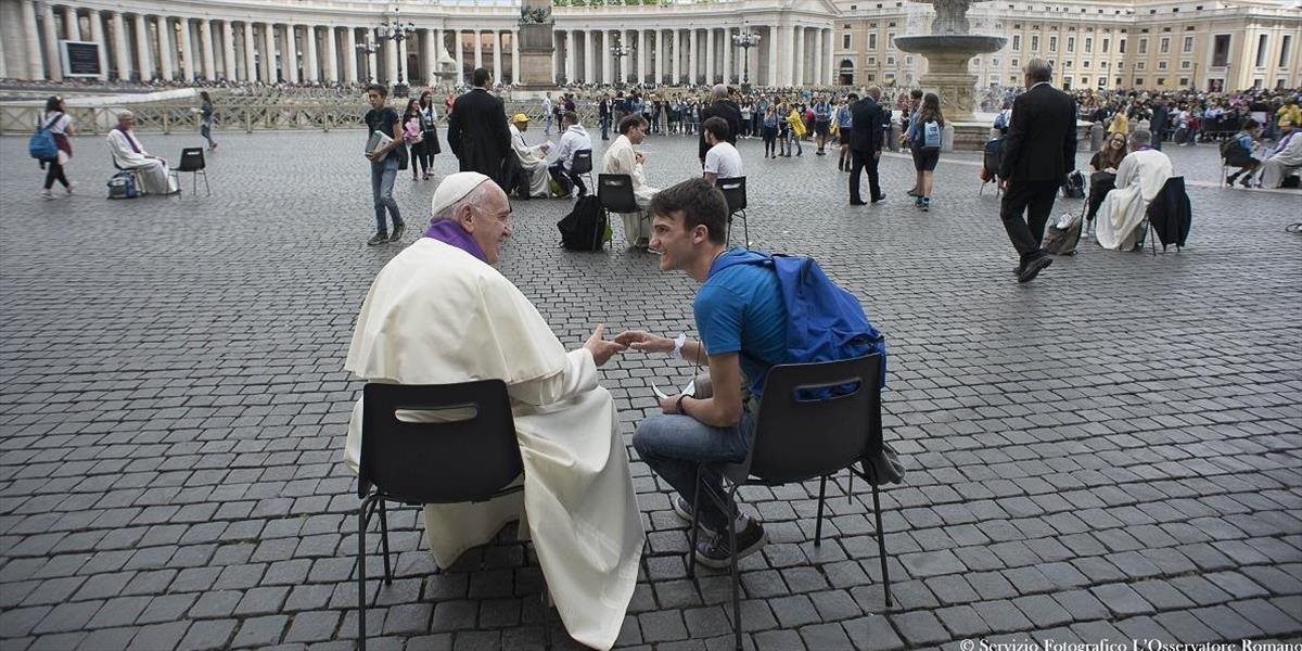 Pápež tínedžerom: Hrubé správanie ani móda z vás neurobia šťastných ľudí